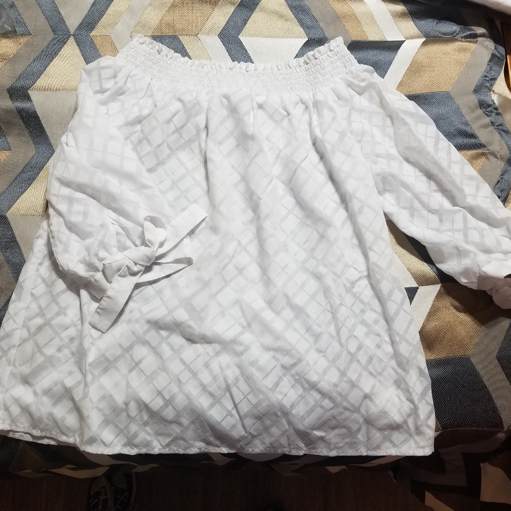 White shoulder blouse with 3/4 sleeves